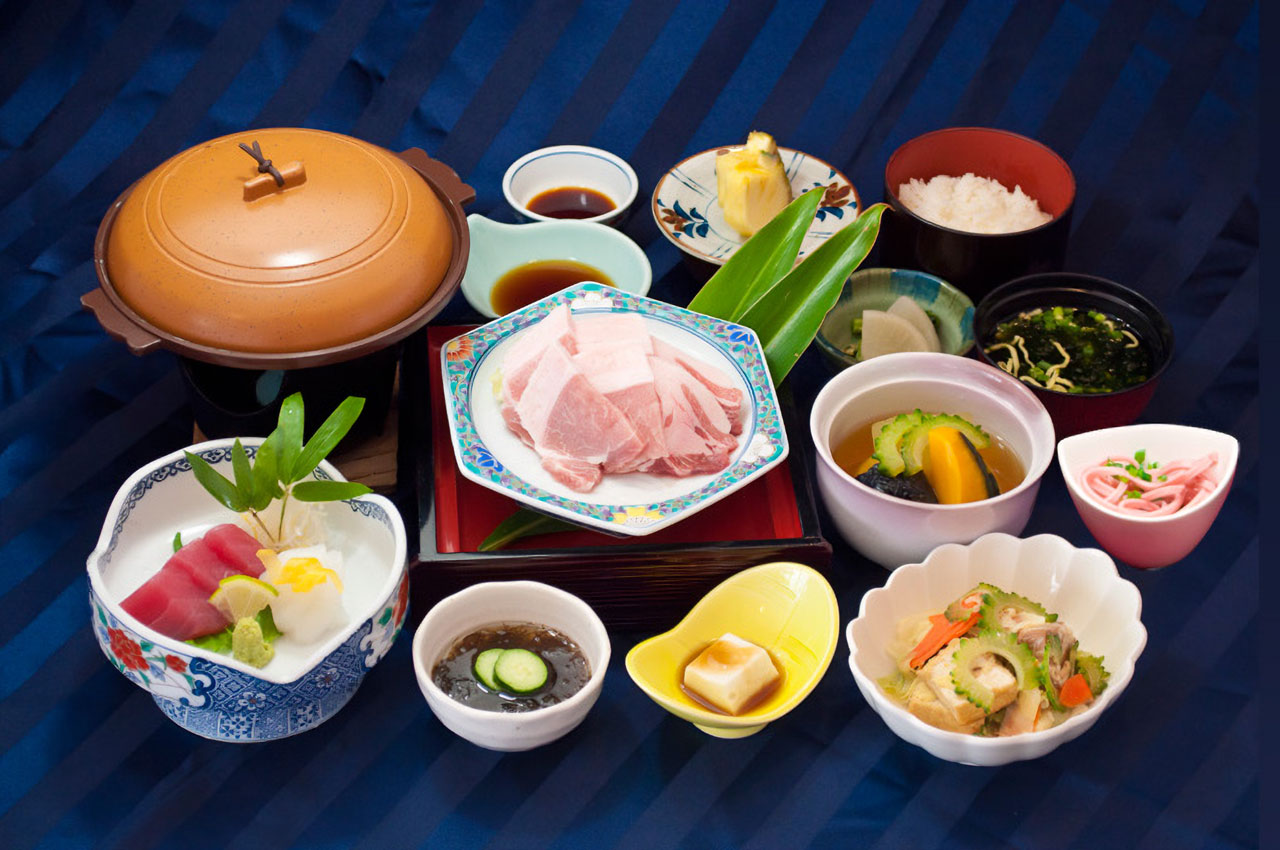 アグー豚の陶板焼きなど沖縄食材を使った郷土料理の写真