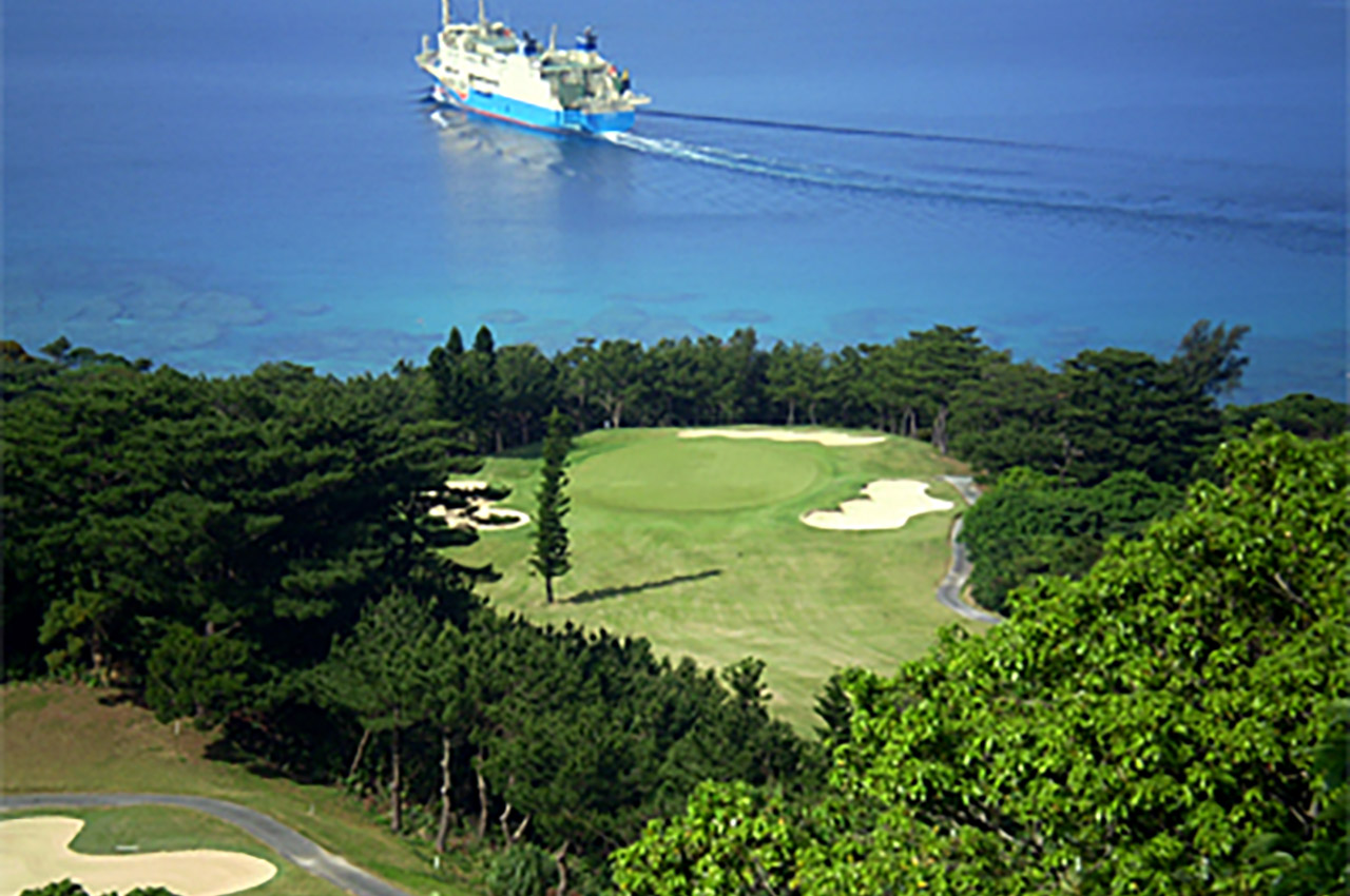 ベルビーチゴルフクラブの海を背景にしたゴルフコースの写真です。