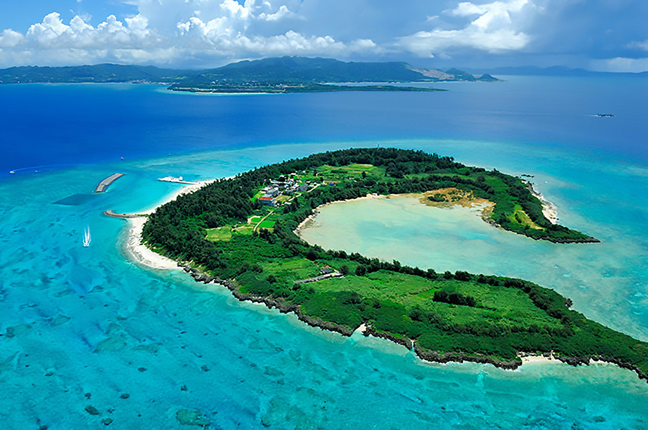青い海とサンゴ礁が美しい水納島の写真です。